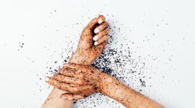 Släng inte kaffesumpen utan använd den till att göra egen body scrub!