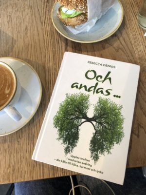 En recension av boken Och andas av Rebecca Dennis